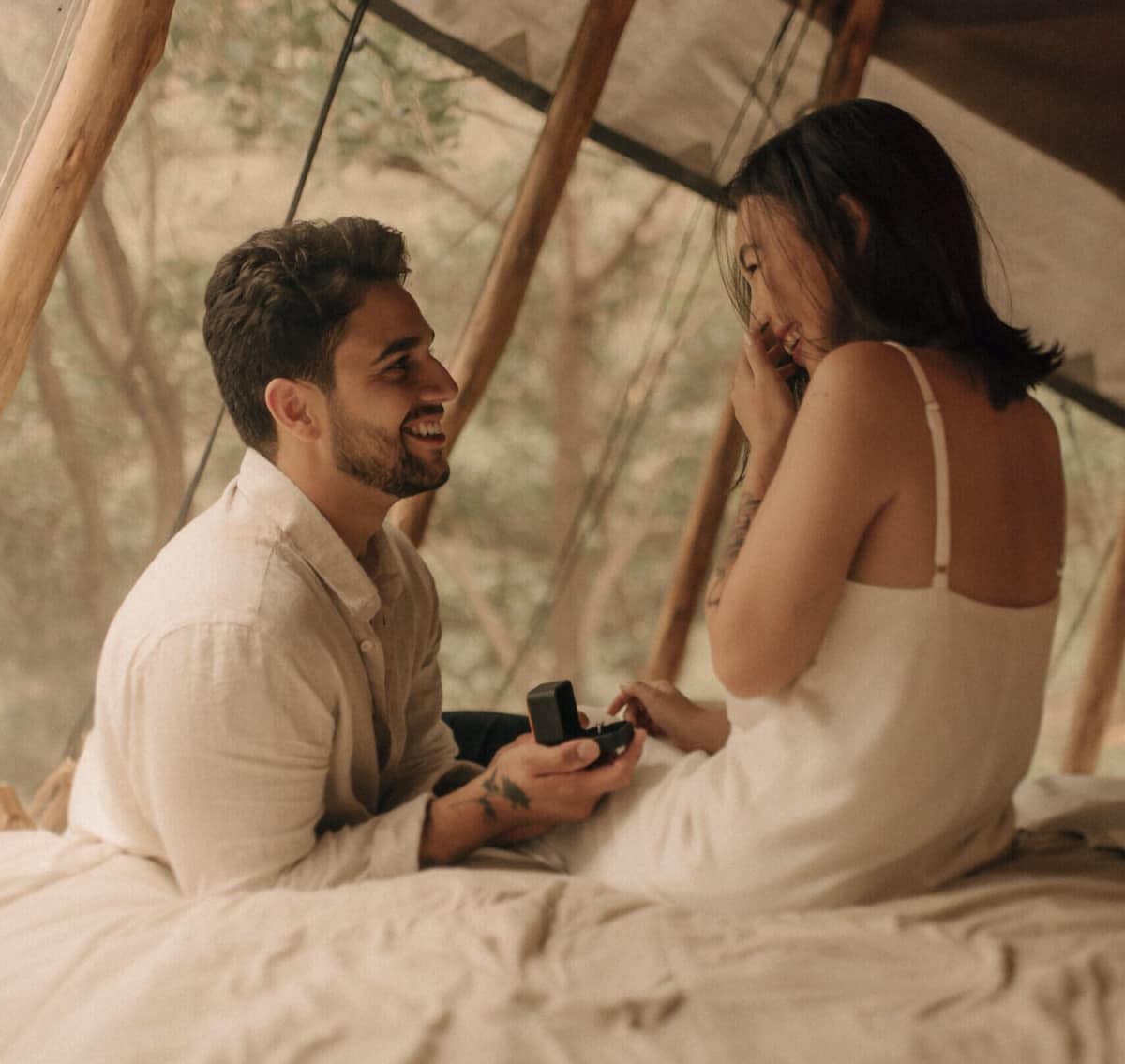César pedindo Thais em casamento